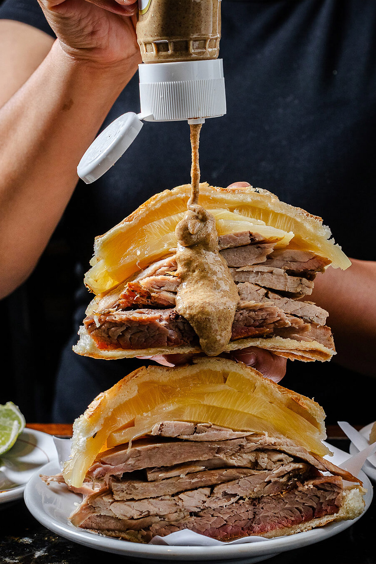 Sanduíche de pernil com abacaxi.