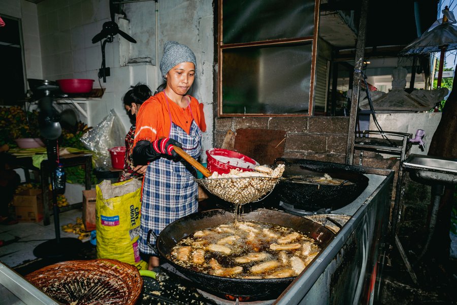 Frying pisang goreng.