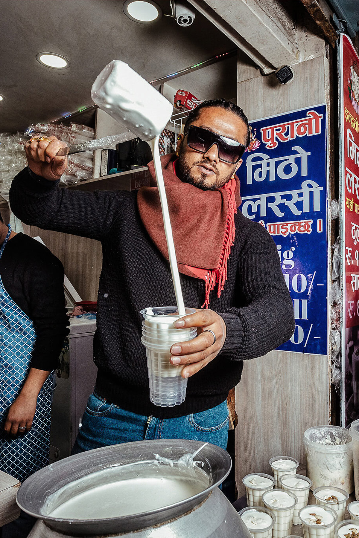 Lassi pour.