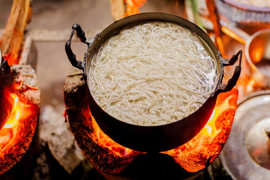 Boiling khao poon.