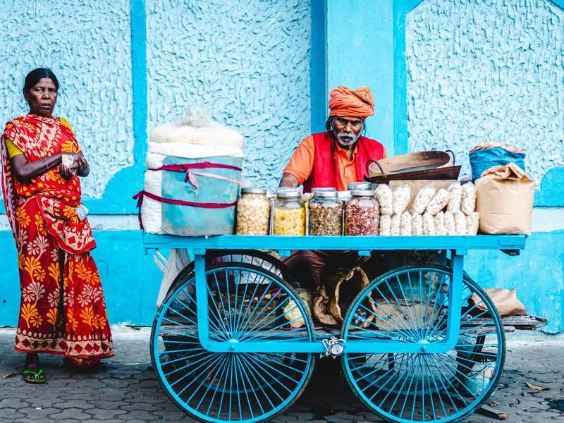 Snack-cart couple.