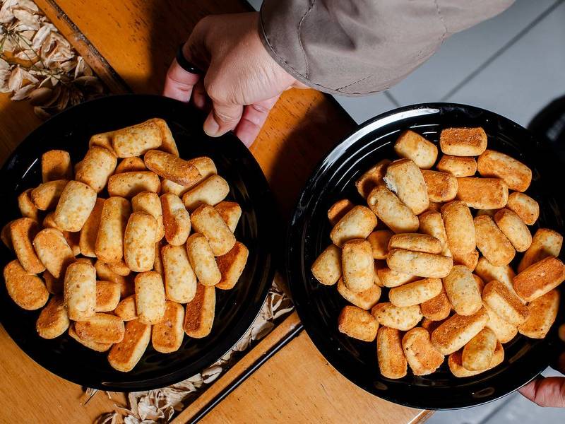 Plates of pandebono.