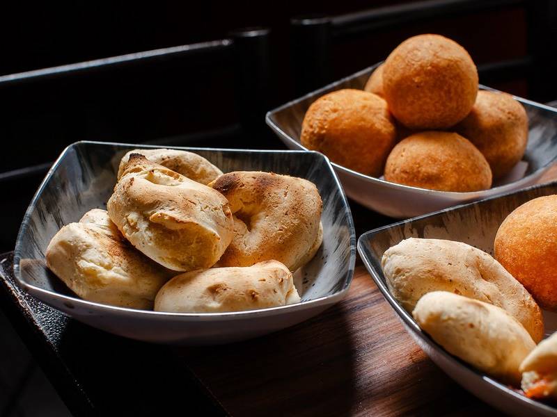 Almojábana and buñuelo.