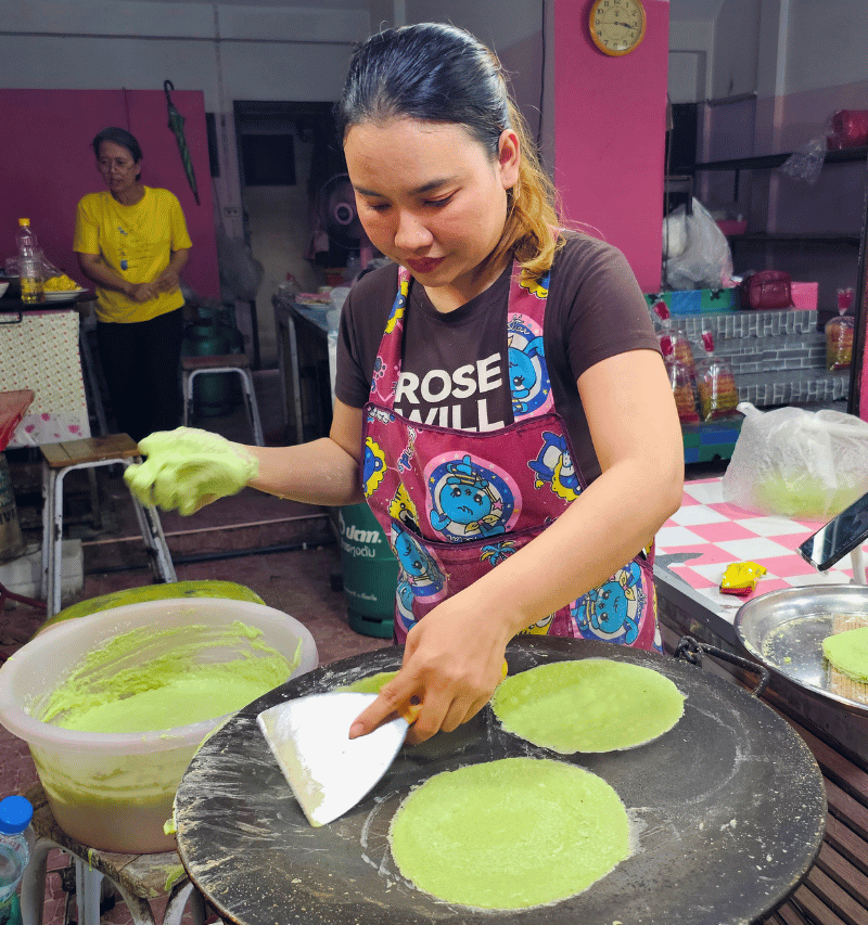 Making roti sai mai.
