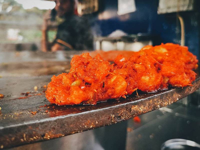 Batata vada, tawa.