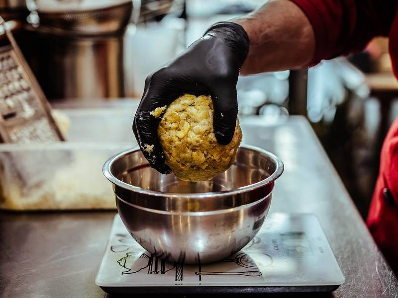 Making bolon de queso.