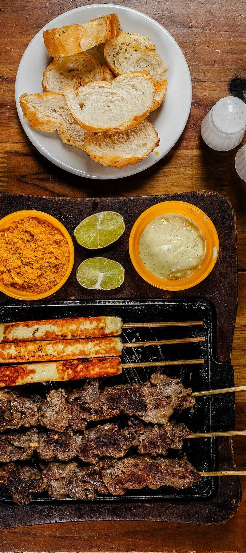 Espetinhos y queijo.