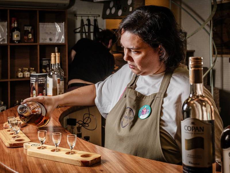 Pouring the cachaça.