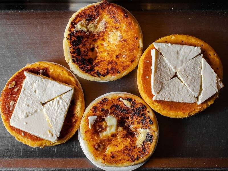 Arepas & quesito.