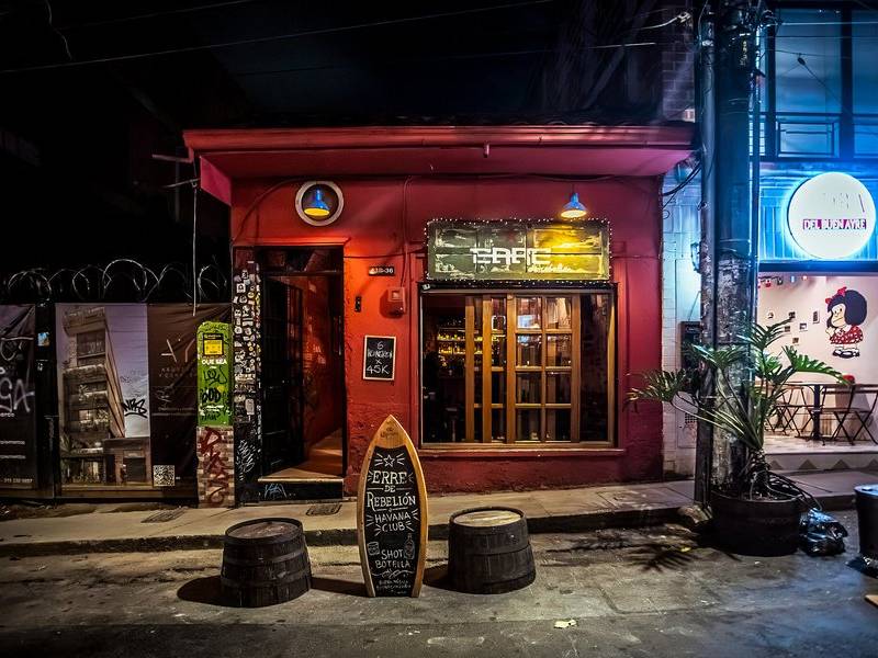 Rebelde speakeasy.