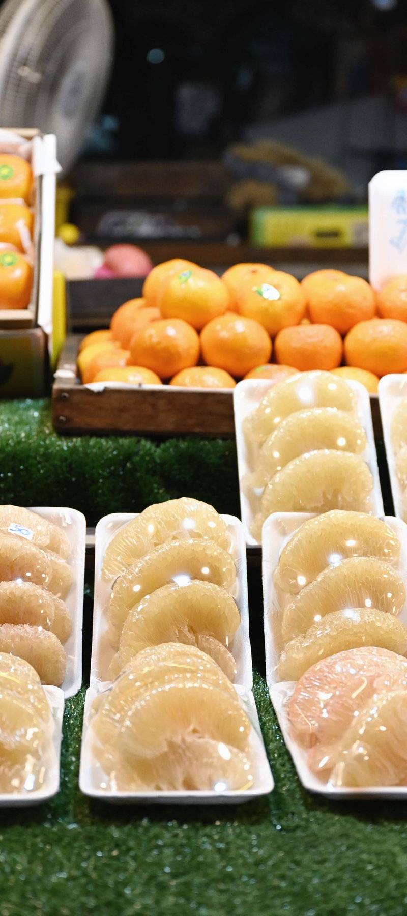 Glistening pomelo.