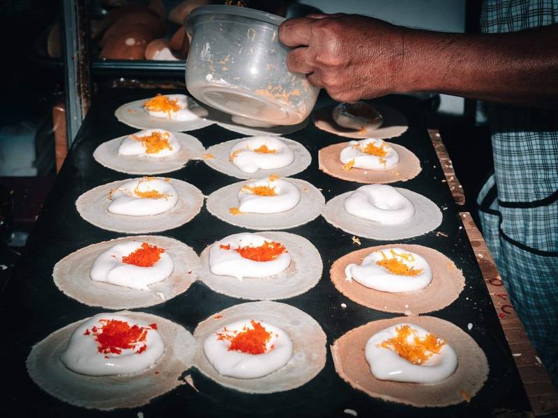 Crisp khanom buang.