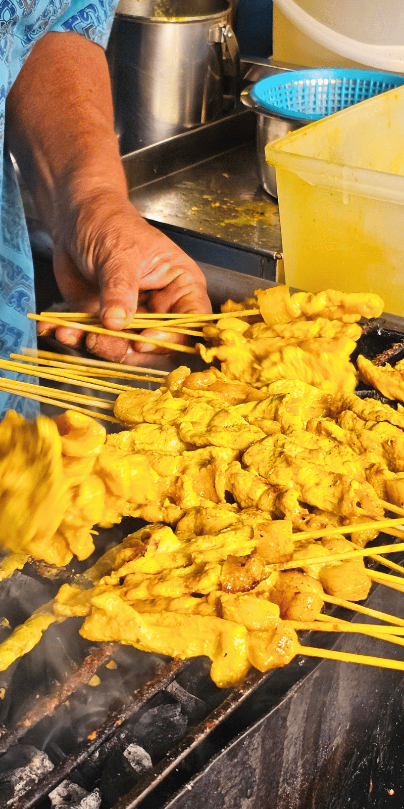 Moo satay grilling.
