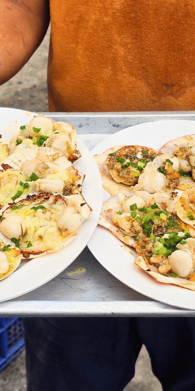 Grilled scallops with butter.