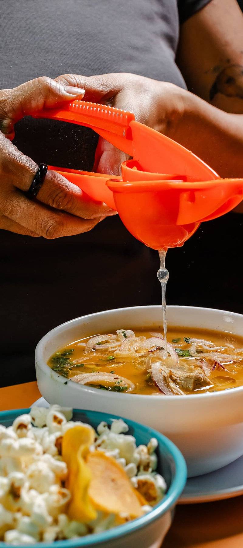Lime over encebollado.
