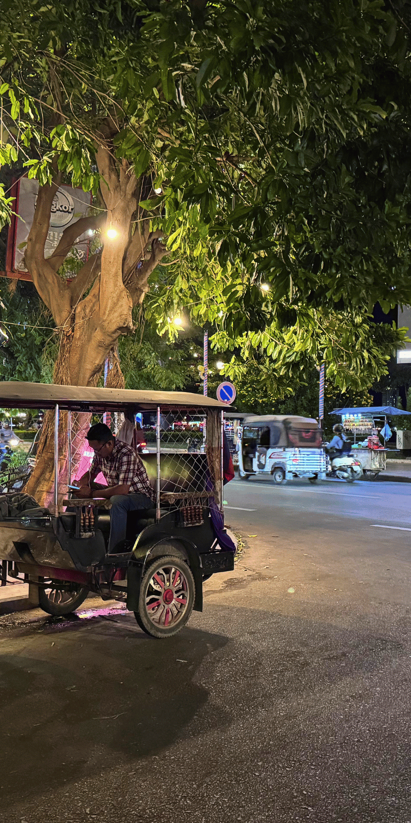 Waiting tuk-tuk.