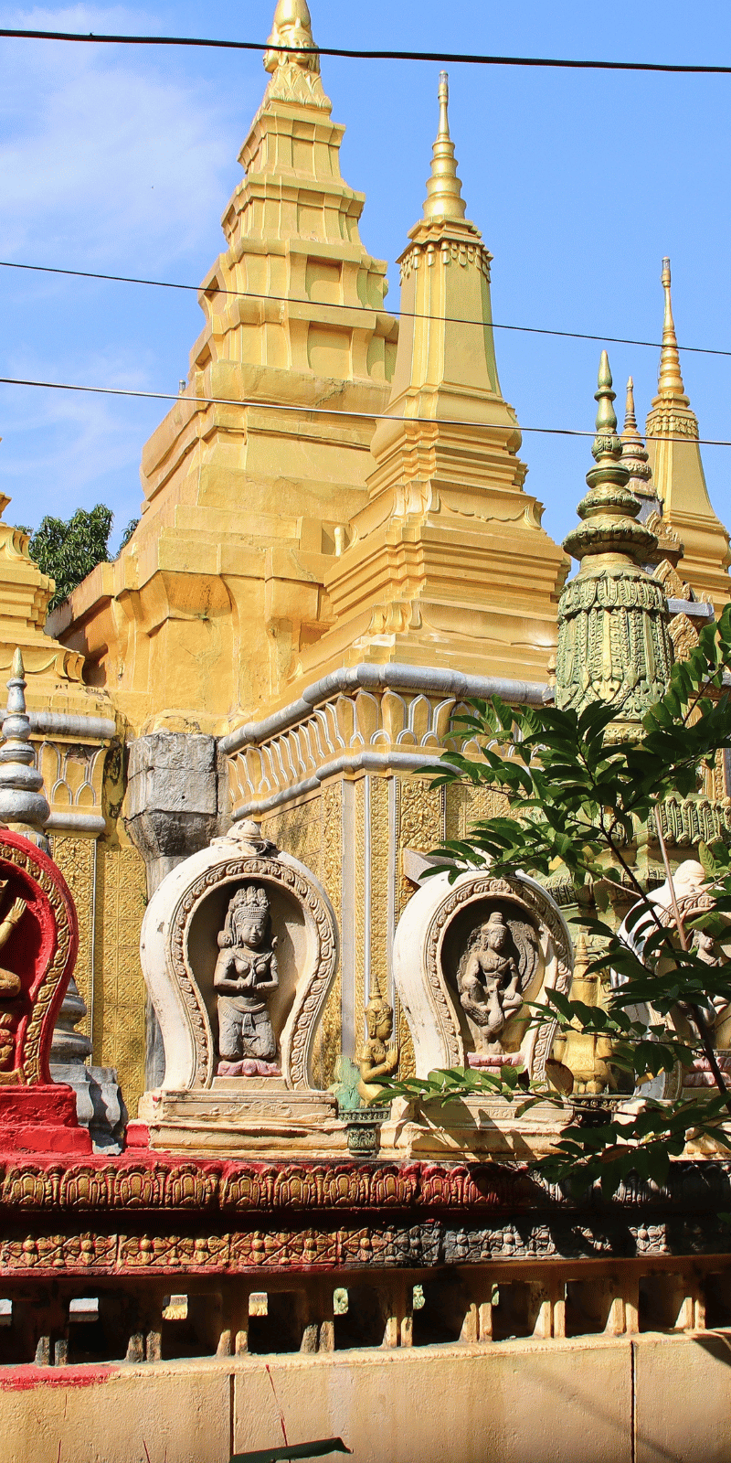 Golden wat stupas.