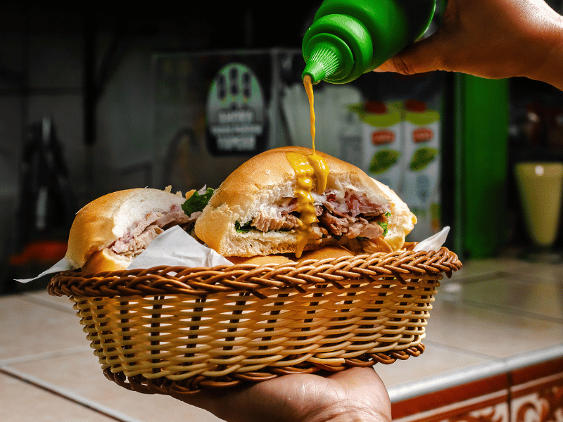 Pan con jamon del pais.