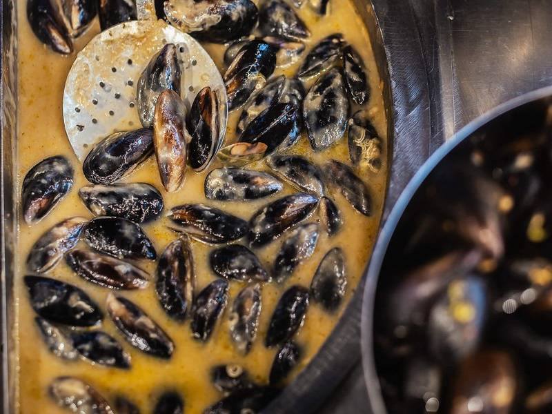 Mussels in broth.