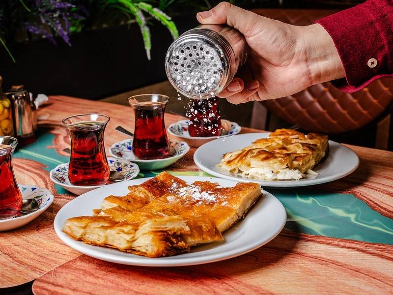Su böreği & çay.