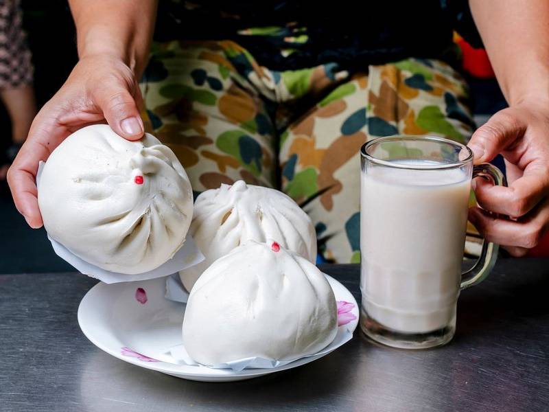 Bánh bao & soy milk.