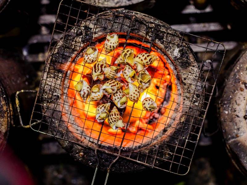 Ốc over hot coals.