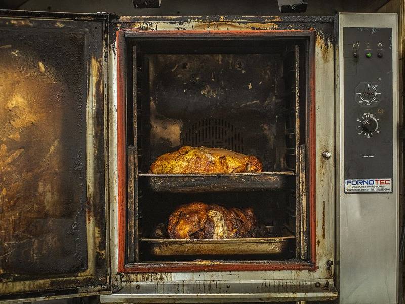 Leitão in the oven.