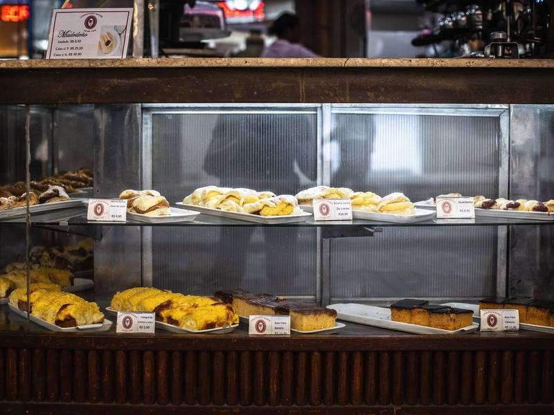 Padaria display case.