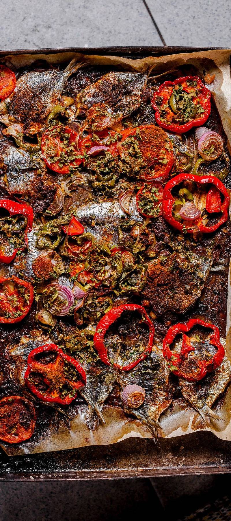 Grilled sardines with peppers.