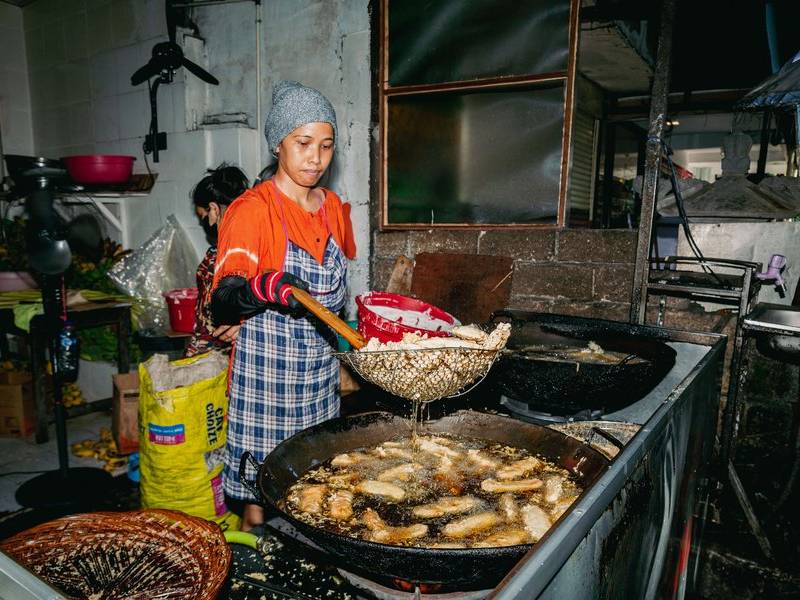 Frying pisang goreng.