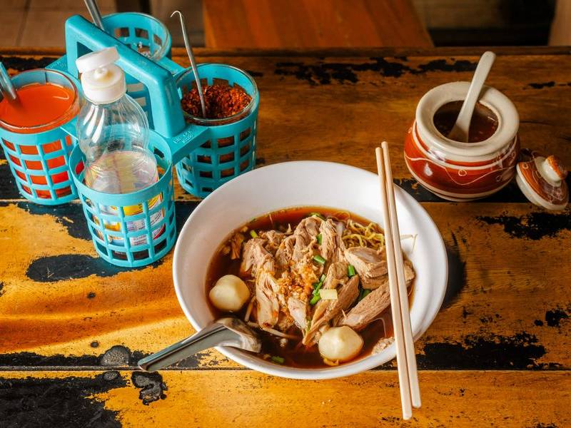 A bowl of kuai tiao ruea.