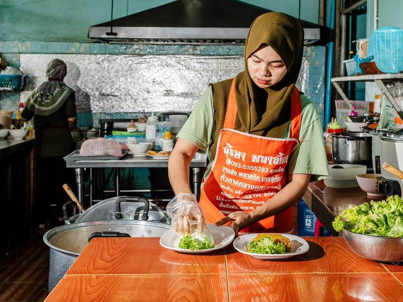 Preparing Thai biryani.