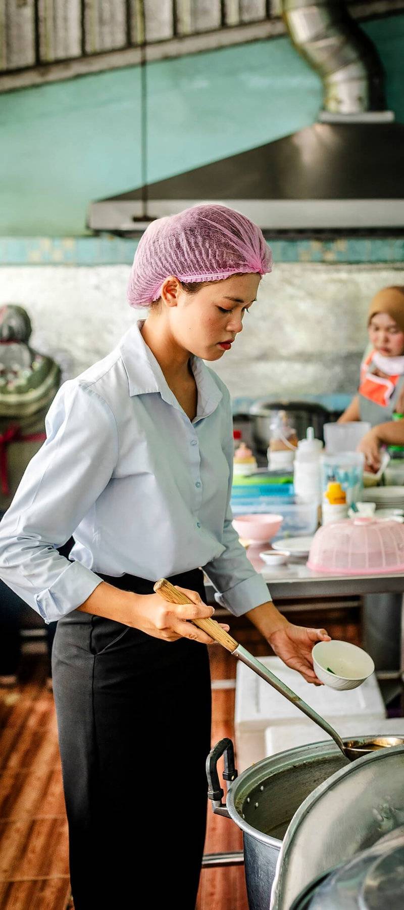 Serving kanom jeen.