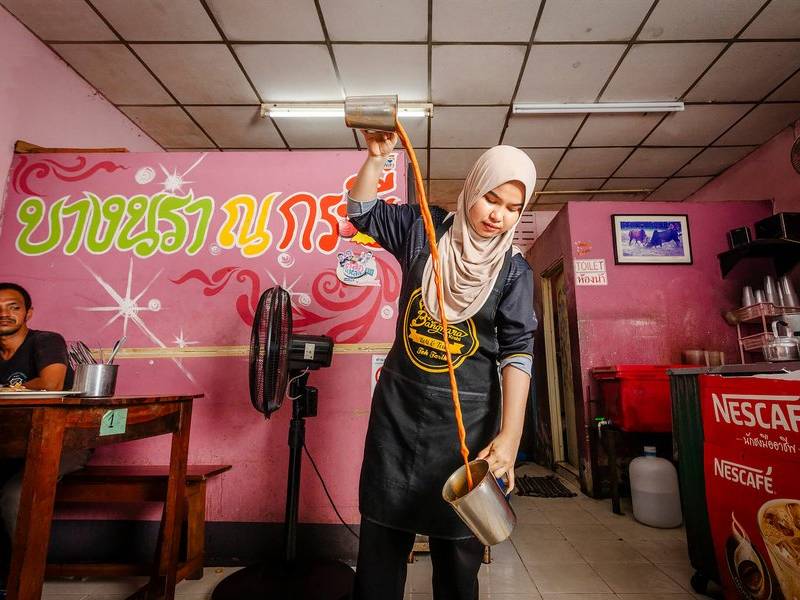 Teh tarik pour.