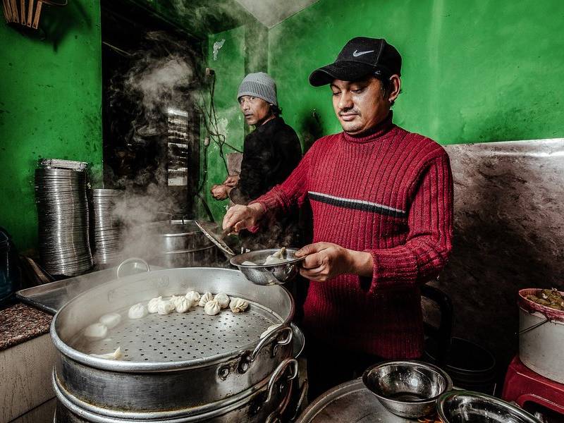 Steaming the momos.