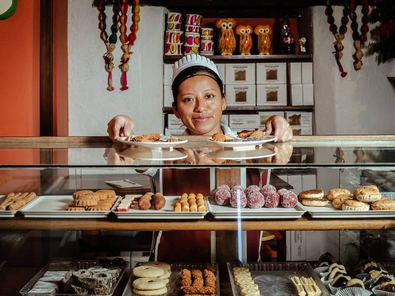 Panadería counter.