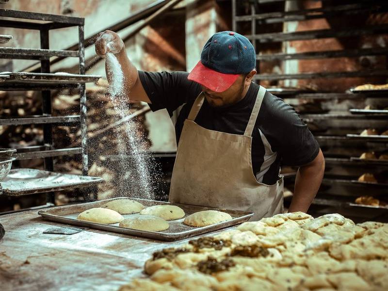 Flouring the loaves.