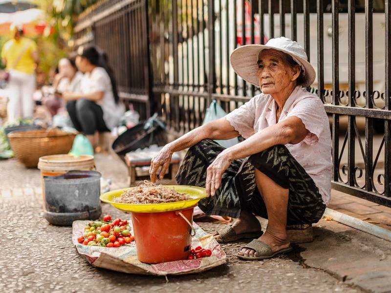 Morning market aunty.