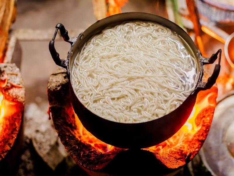 Boiling khao poon.