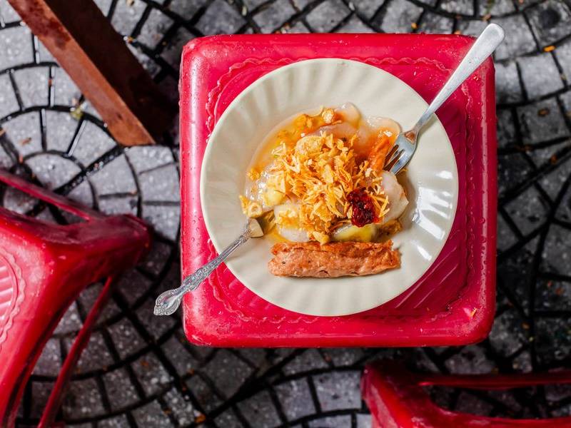 White rose plate.