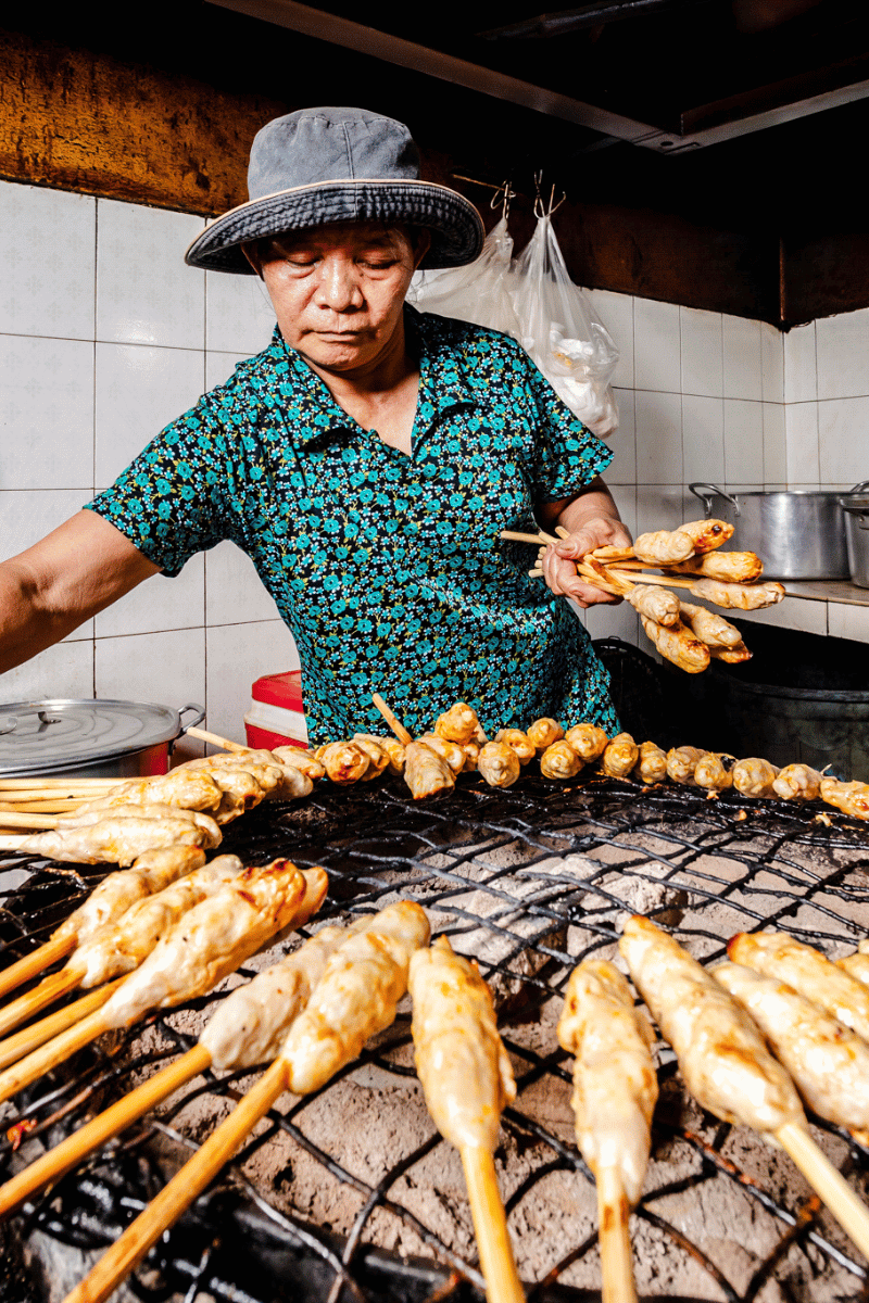 Grilling thịt xiên nướng.