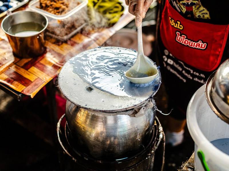 Steaming rice batter.
