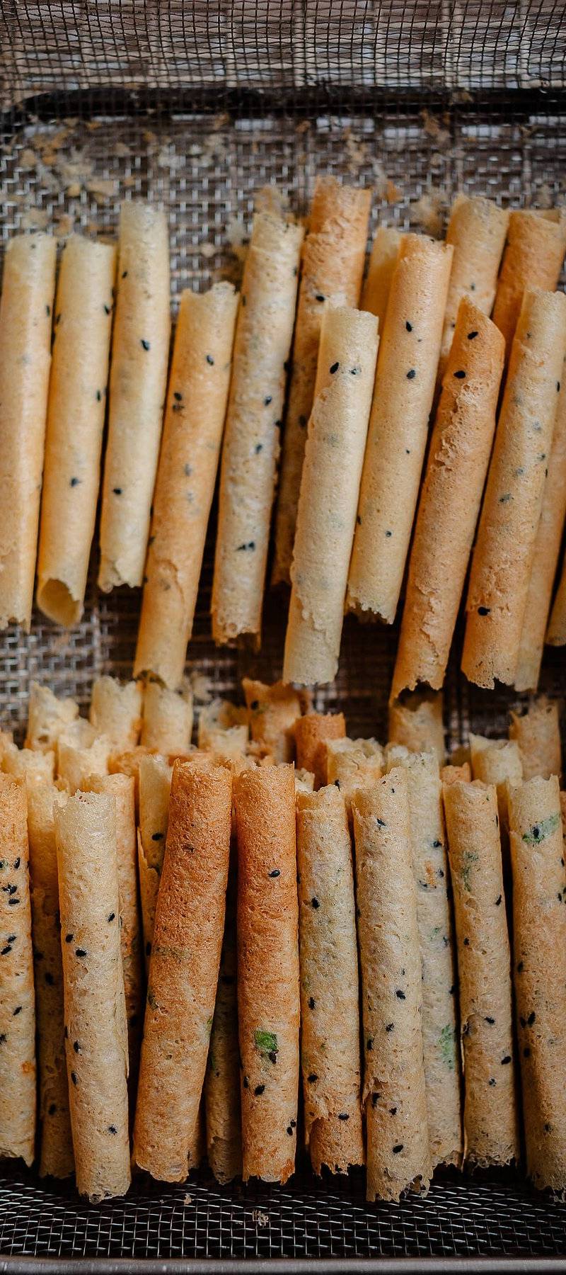 Crisp sesame tong muan.