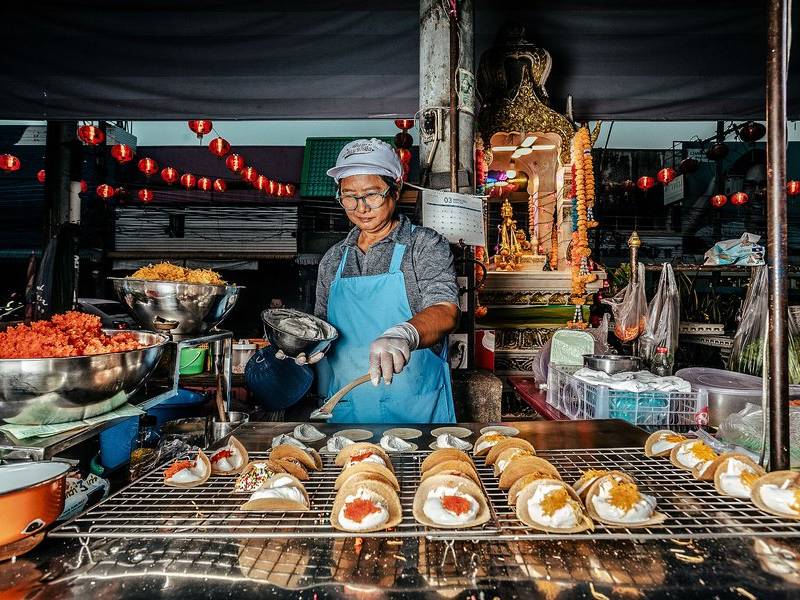 Crisp duck egg khanom bueang.