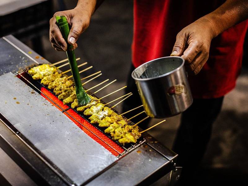 Basting moo satay.