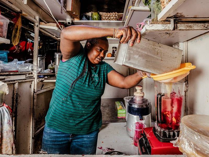 Juice-bar, in motion.