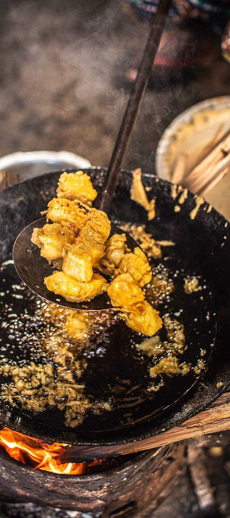 Katlesi in the fryer.