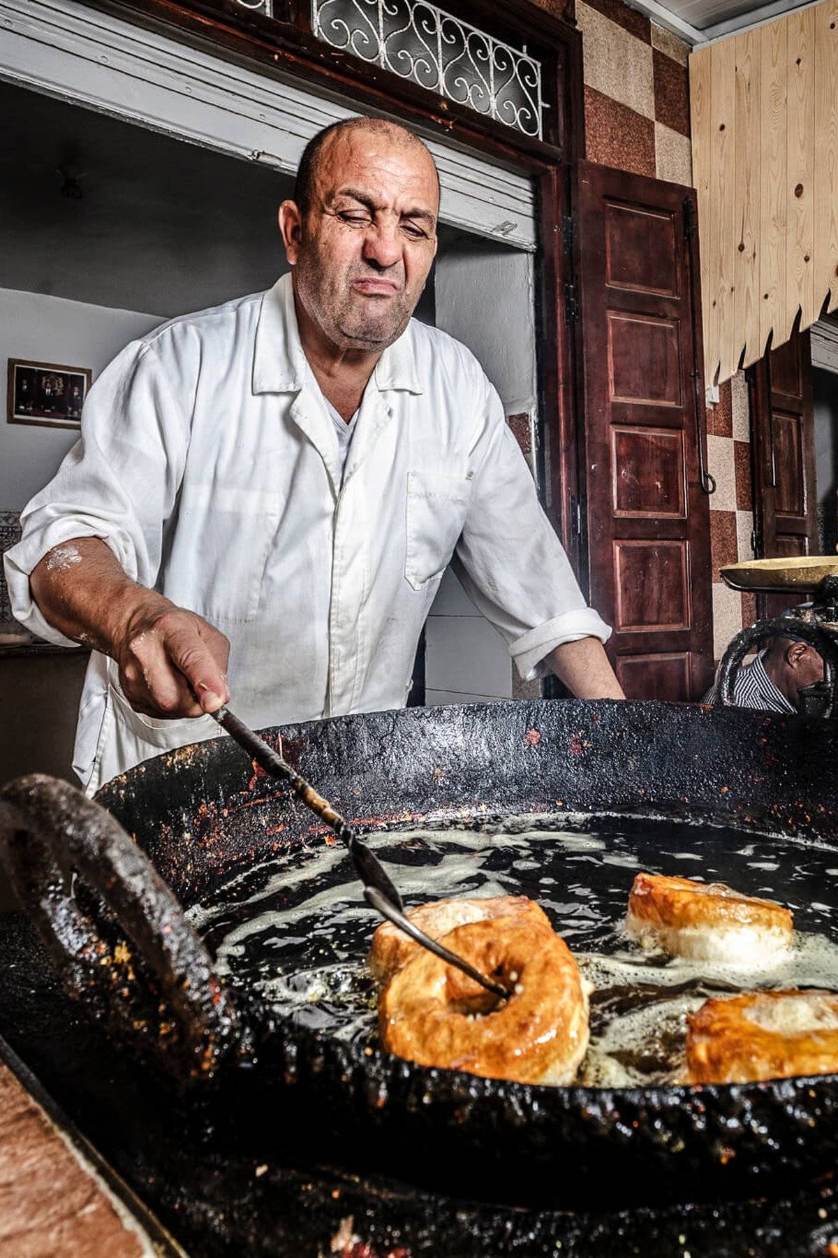 Chebakia frying.