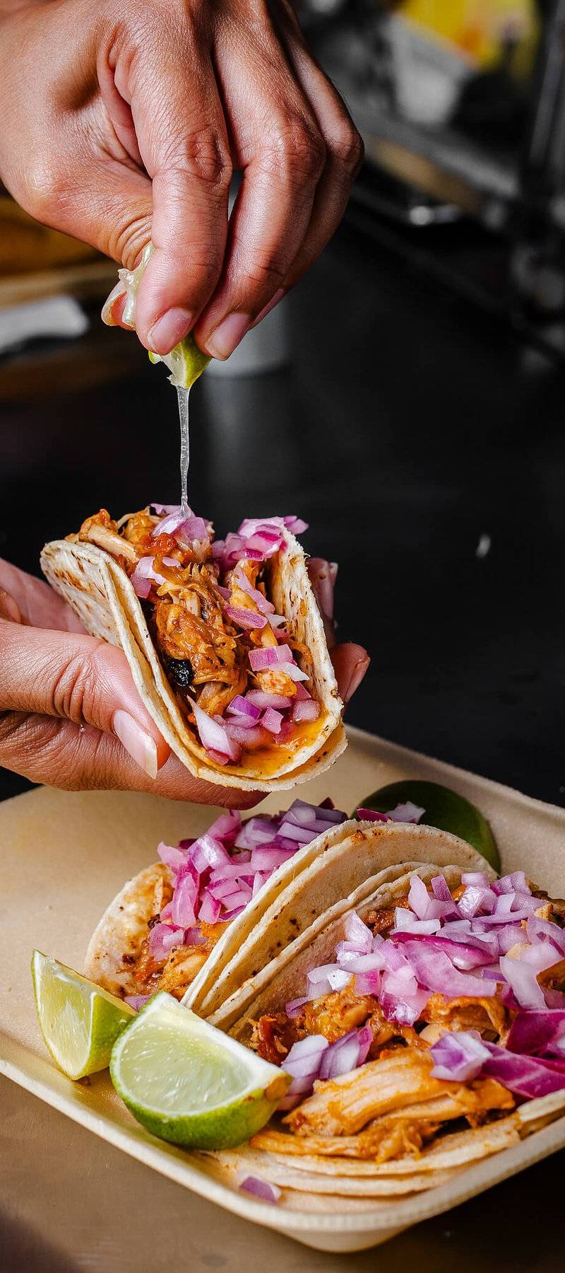 Cochinita en tortilla.