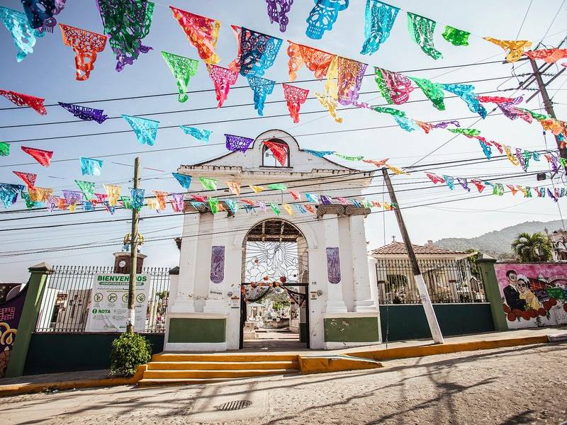 Cementerio papel picado.